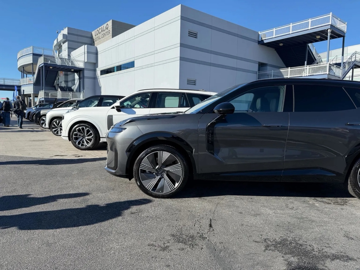 A group of cars parked in a parking lot

AI-generated content may be incorrect.